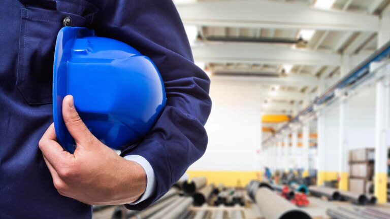 Lavoratore con casco di sicurezza