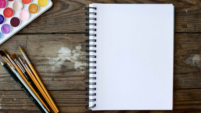Block notes con matite e colori