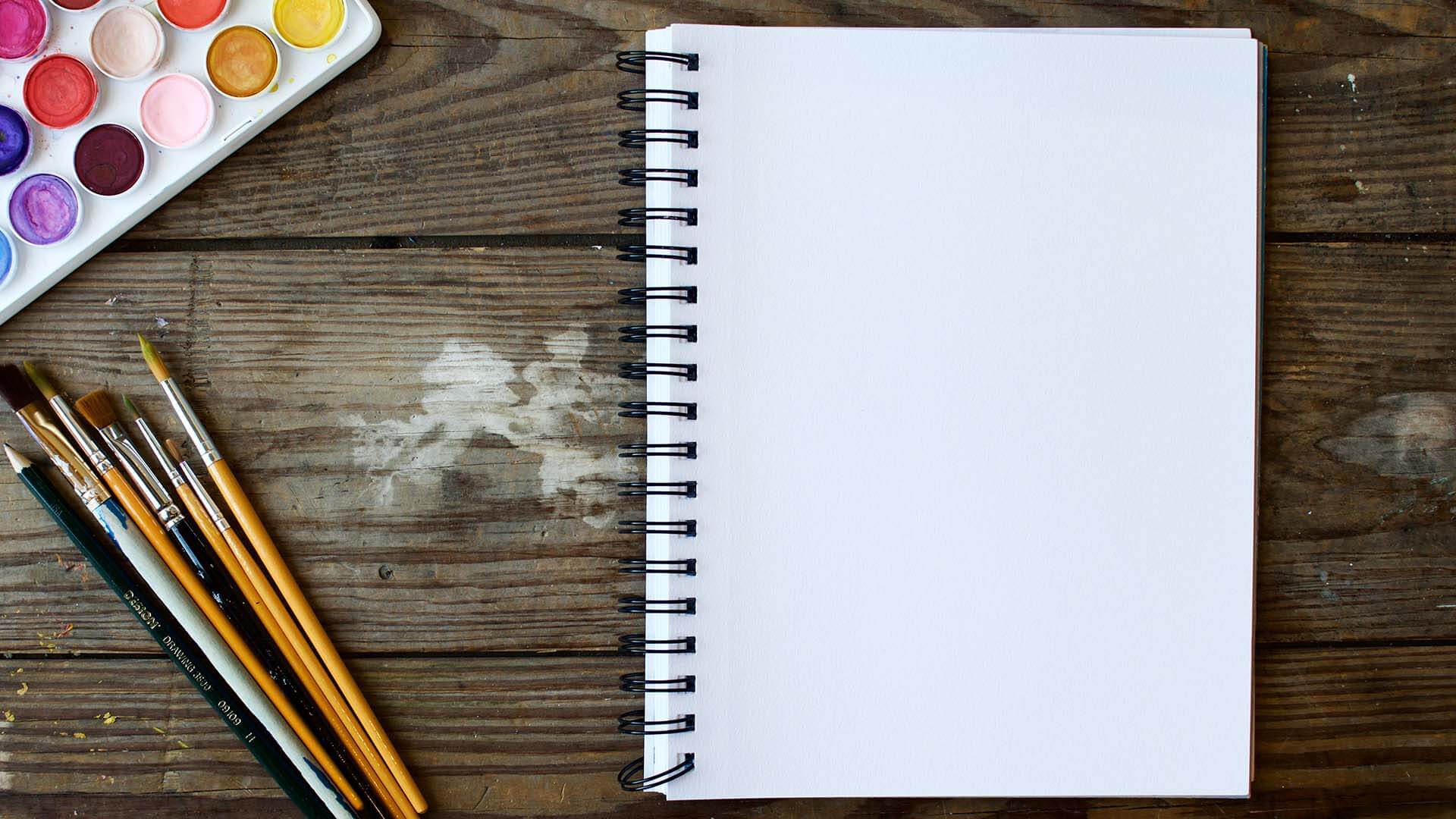 Block notes con matite e colori