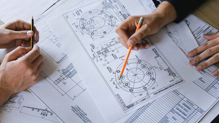 persone che discutono di un progetto
