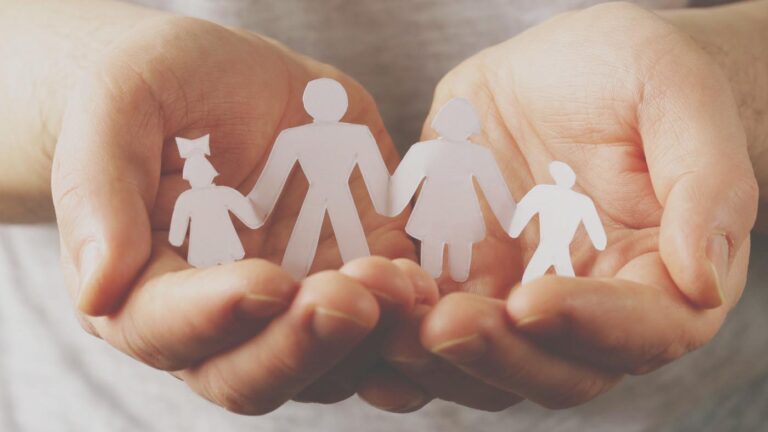 mani che racchiudono una famiglia