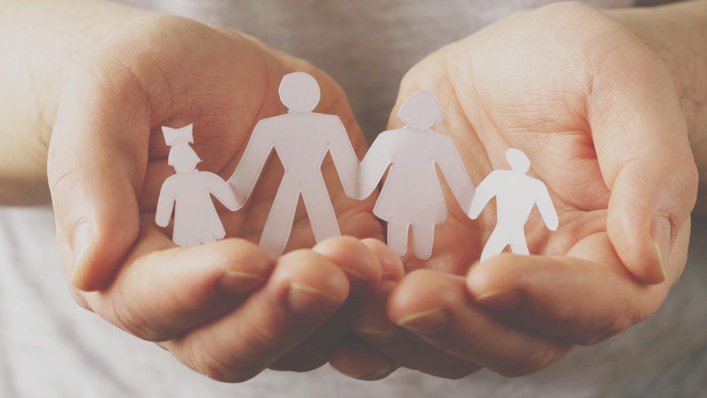 mani che racchiudono una famiglia