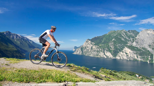 montagna con uomo in bici