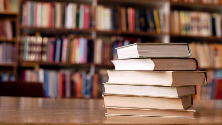 libri uno sopra l'altro