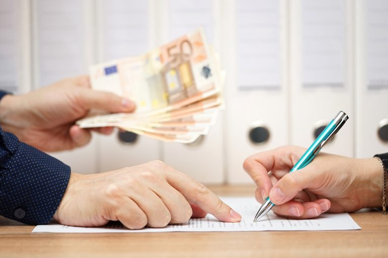 Scambio soldi tra due persone