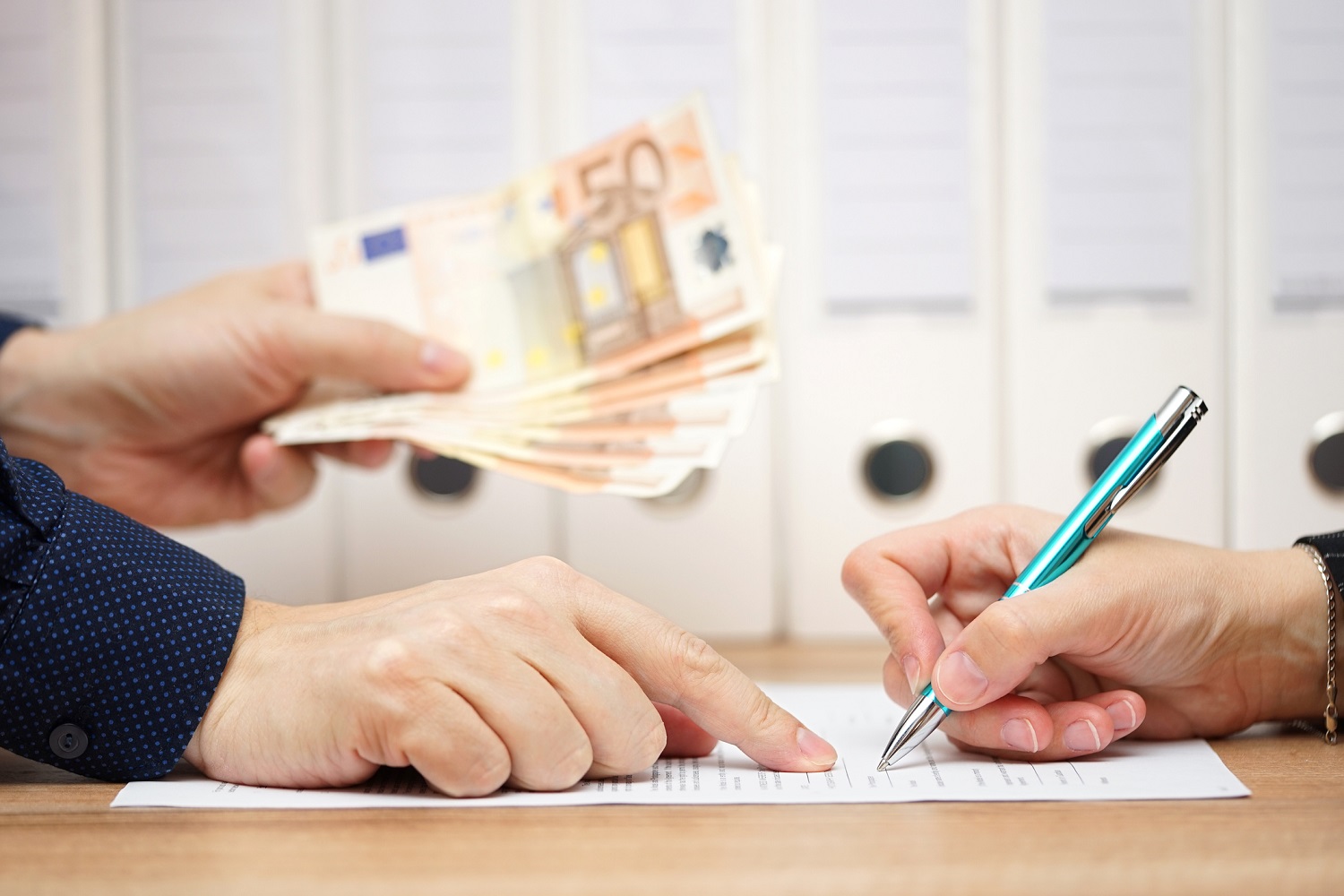 Scambio soldi tra due persone